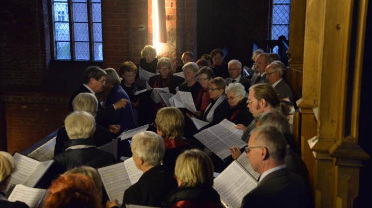 Zum ersten Mal sangen die Mitglieder des Händelchores zu Beginn des Konzertes auf der Orgelempore. Fotos: Wolfried Pätzold 