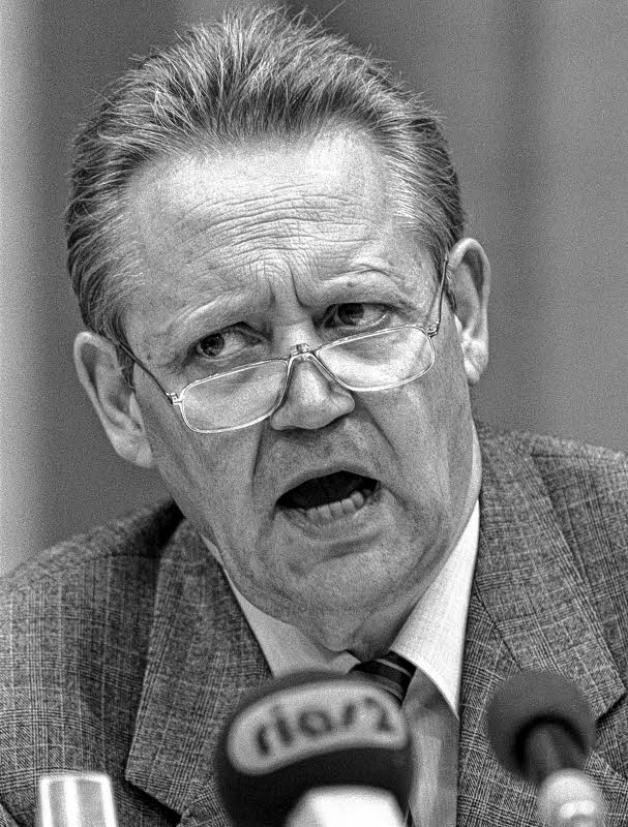 Günter Schabowski gibt am 9. November 1989 während einer Pressekonferenz in Ost-Berlin (DDR) die Öffnung der innerdeutschen Grenze bekannt. Schabowskis Äußerung, die Änderungen der Reisegesetze träten "unverzüglich" in Kraft, löste am gleichen Abend einen Ansturm der DDR-Bürger auf die innerdeutschen Grenzübergänge aus. 