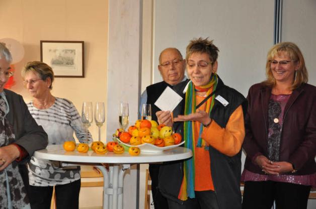 Eine süße-saure Überraschung gab es von der Diakonie-Sozialstation Schwerin: Schwester Renate kam zum Gratulieren.