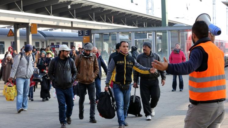 Seit Anfang September haben der Syrer Qusay (r.) und die anderen Freiwilligen von „Rostock hilft“ schätzungsweise 26 000 Flüchtlinge auf ihrem Weg nach Skandinavien betreut.  