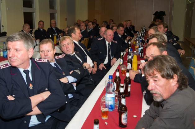 Gespannt verfolgen die mehr als sechzig anwesenden Kameraden die Auszeichnungsveranstaltung im Hagenower Feuerwehrzentrum.