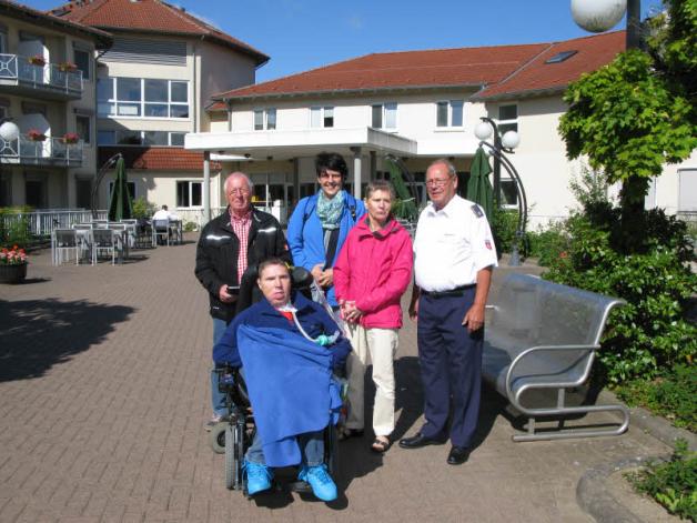 Gemeinsam mit seinen Eltern und einer Pflegerin kam Ingo Klein jetzt noch einmal nach Leezen. Links im Bild Alexander Jöst Fotos: helios kliniken (3) Gemeinsam mit seinen Eltern und einer Pflegerin kam Ingo Klein jetzt noch einmal nach Leezen. Links im Bild Alexander Jöst Fotos: helios kliniken (3)