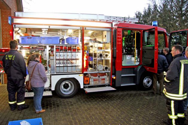 Frisch eingetroffen: Das neue Löschfahrzeug der Feuerwehr Bramstedtlund. Es kostete rund 130  000 Euro und kann 500 Liter Wasser mitführen. 