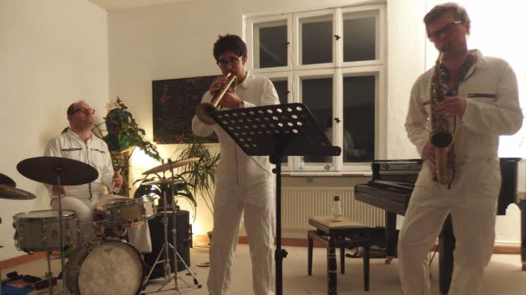 Themroc 3 im Konzert, v.l.: Michael Griener (drums), Richard Koch (trumpet) und Benjamin Weidekamp (reeds).