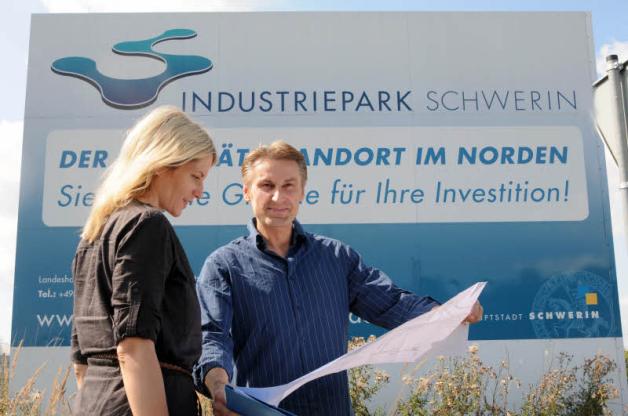 Baustellenbegehung: Verkehrsmanagement-Chef Bernd-Rolf Smerdka zeigt, wie sich der Industriepark entwickelt.