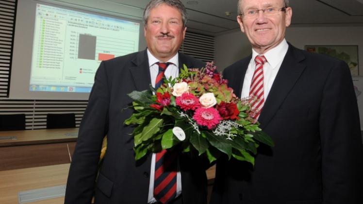 Reinhard Winter (links) wird neuer Landrat des Emslands. Einer der ersten Gratulanten war Amtsinhaber Hermann Bröring, der am 31. Oktober in den Ruhestand geht.


