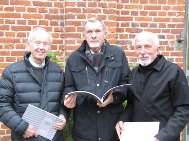 Spar- und Spaßvögel: Kurt Neumann, Bernd Köster und Ove Ramm (v.l.) mit dem Katalog zur Ausstellung. Spar- und Spaßvögel: Kurt Neumann, Bernd Köster und Ove Ramm (v.l.) mit dem Katalog zur Ausstellung.
