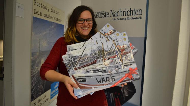 Ein Stück Heimat: Den neuen Lions-Adventskalender mit verschneitem Warnemünde-Motiv präsentiert Marie Boywitt, die erst vor Kurzem nach Rostock gezogen ist.