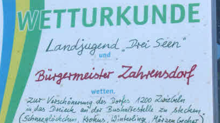 Wetturkunde zwischen der Landjugend „Drei Seen“ und dem Zahrensdorfer Bürgermeister Alfred Nuklies.