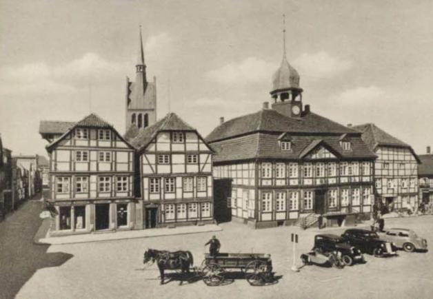 Hans-Georg Grubba sandte SVZ eine historische Aufnahme von den beiden ehemaligen Gebäuden am Marktplatz in Grabow.  Repro: Privat 