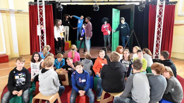 Improvisationstheater : Schüler der Schweriner Erich-Weinert-Schule zeigten beim spontanen Spiel auf der Bühne im Marstall ihre Kreativität – eine Eigenschaft, die auch im Berufsleben gefragt ist. 