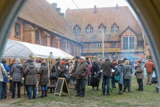 Der traditionelle Adventsmarkt lockte im vergangenen Jahr viele Besucher auf das Gelände des Klosters in Rühn. Fotos: Archiv Klosterverein Der traditionelle Adventsmarkt lockte im vergangenen Jahr viele Besucher auf das Gelände des Klosters in Rühn. Fotos: Archiv Klosterverein