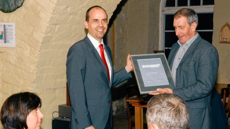 Hans-Georg Harloff (l.) erhält die „Leuchtturm“-Urkunde aus den Händen von Thomas Metzke, in seiner damaligen Funktion als Ospa-Vorstand .