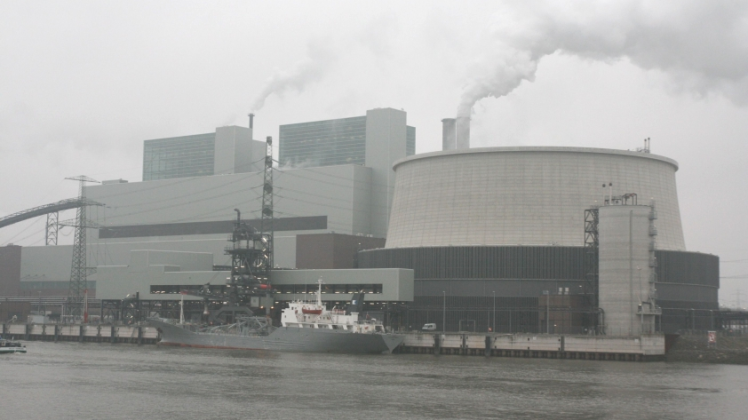 Aus Kohlekraftwerken wie dem im Hamburg-Moorburg steigt Rauch auf.  