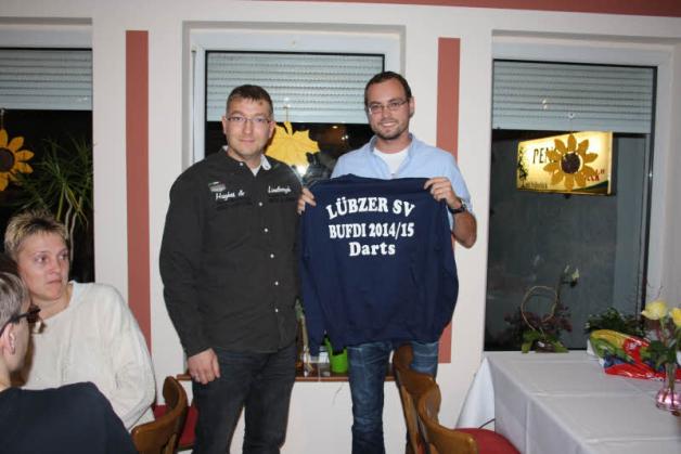 André Ohlrich dankte Andy Drefahl (links) für seine Arbeit beim Lübzer SV und überreichte ihm ein Andenken. André Ohlrich dankte Andy Drefahl (links) für seine Arbeit beim Lübzer SV und überreichte ihm ein Andenken.