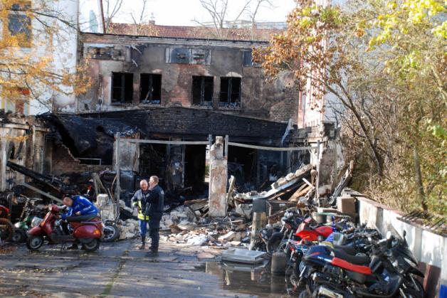 Der Hof der Motorrad-Werkstatt am Tag danach: Das Gebäude zwischen Goethe- und Mecklenburgstraße in Schwerin brannte vor wenigen Tagen komplett aus. Der Hof der Motorrad-Werkstatt am Tag danach: Das Gebäude zwischen Goethe- und Mecklenburgstraße in Schwerin brannte vor wenigen Tagen komplett aus.