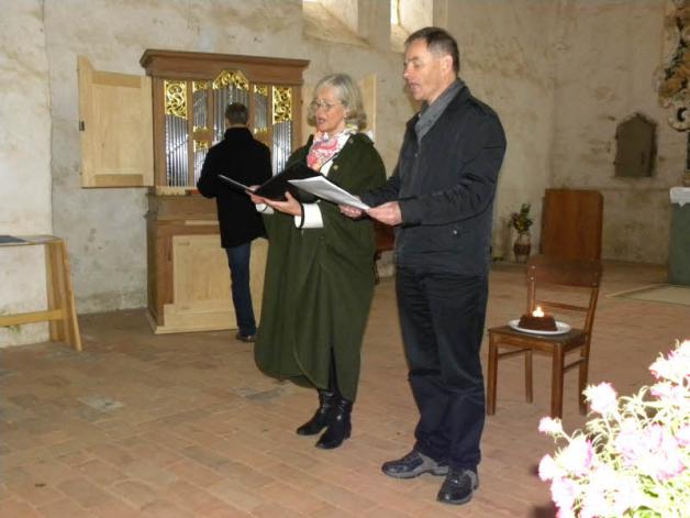 Stefanie von Laer und Dr. Klaus Holzweißig sangen, begleitet vom Orgelspiel.