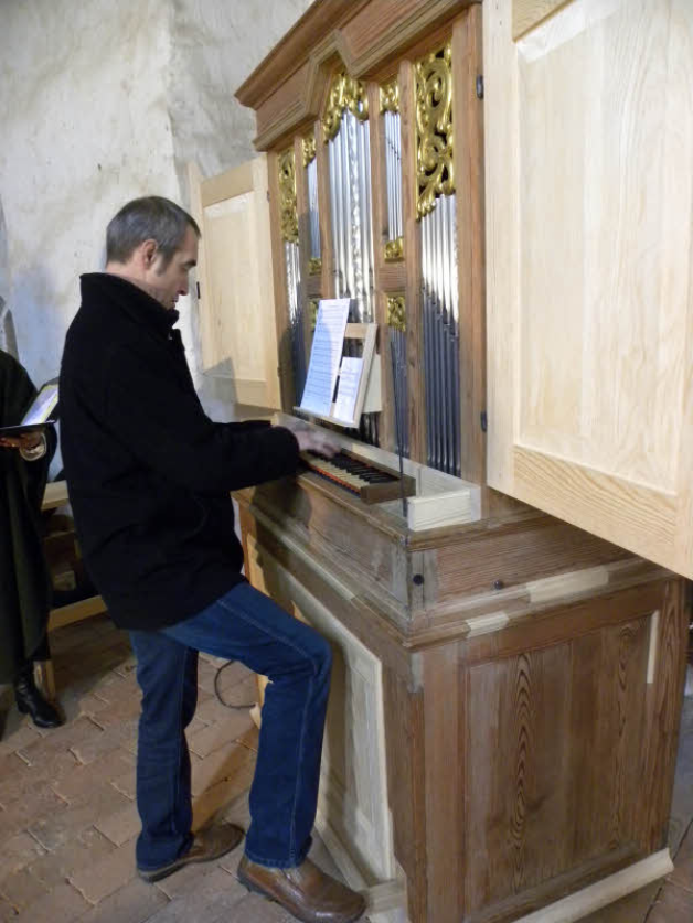 Orgelsachverständiger Friedrich Drese an der restaurierten Richborn-Orgel in der Ruchower Kirche