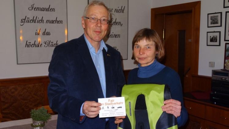 Hauptpreis: Volker Schulz überreichte eine Radtasche an Gertraud Walkow.