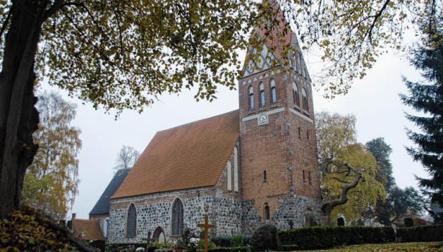 Die Kirche wurde bereits im Jahr 1298 geweiht. Pfarrer gab es im Dorf aber mindestens seit 1282 – sie werden in der ältesten Biestow-Urkunde erwähnt.