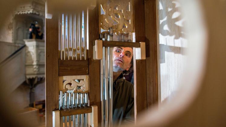 Noch einen Tag vor der feierlichen Einweihung hatte Orgelbauer Andreas Hahn von der Firma Jehmlich-Orgelbau aus Dresden eine neue Pfeife in die älteste Orgel Mecklenburg-Vorpommerns in Ruchow eingebaut.