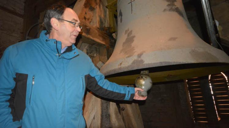 Die alten Glocken im Turm der Pfarrkirche sind verschlissen. Pastor Matthias Ortmann freut sich auf die neuen.  