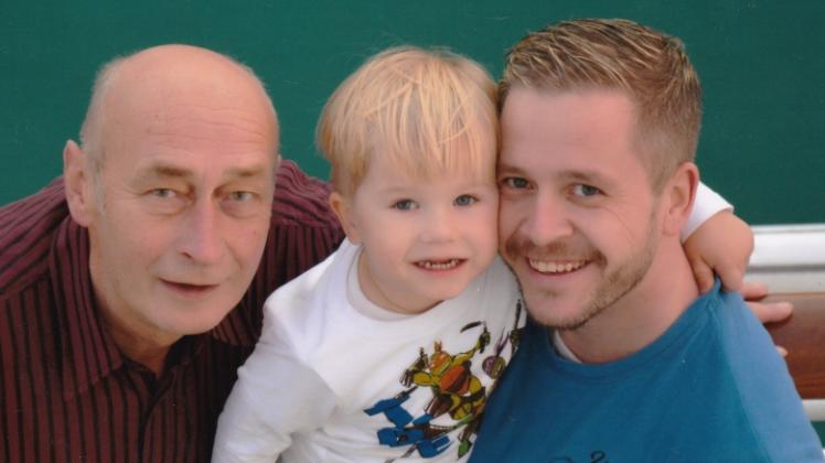 Ein Bild, drei Generationen: Opa Norbert, Enkel Leon und Papa Lars.