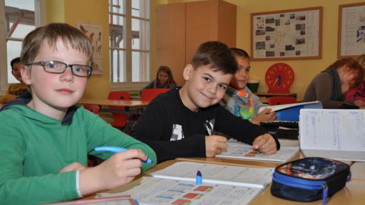 Hausaufgabenstunde gestern Nachmittag im Hort der Grundschul e am Schloßplatz: Hannu Hilbrecht und Fynn Pepe Mörbel aus der 4. Klasse lösen Mathematik-Aufgaben.