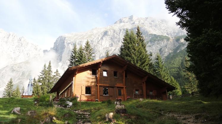 Am Ziel: In der rustikalen Alplhütte auf 1504 Meter Höhe können sich Wanderer auf ihrer Halbtagestour ausruhen und bewirten lassen.