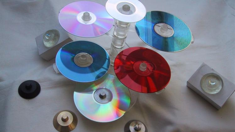 Der CD-Ständer ist aus verschiedenen Metallen hergestellt.
