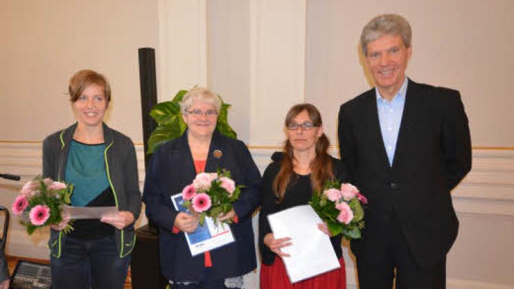 Linke-Fraktionschef Holter würdigte Preisträgerin Karen Larisch sowie die weiteren Nominierten Barbara Kirchhainer und das von Katharina Schlaack vertretene Medinetz (von rechts). Die SG Ludwigslust/Grabow war zur gestrigen Veranstaltung verhindert.