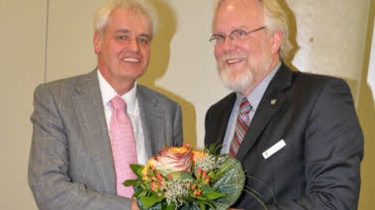 Landrat Rolf Christiansen (re.) gratuliert Wolfgang Schmülling.