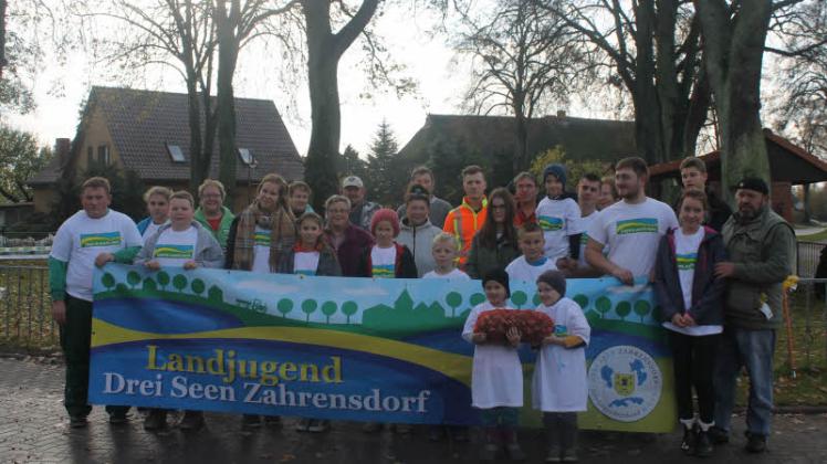 Zahrensdorfs Landjugend-Ortsgruppe hat die Blumenzwiebel-Pflanzwette gegen Bürgermeister Alfred Nuklies gewonnen. Fotos: Roland Güttler