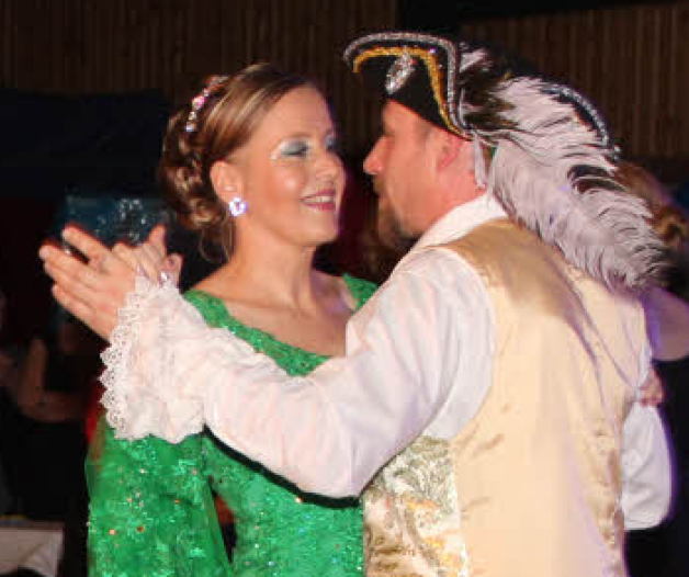 Prinz Steffen und Prinzessin Sandra eröffneten in Krakow am See den Tanz.