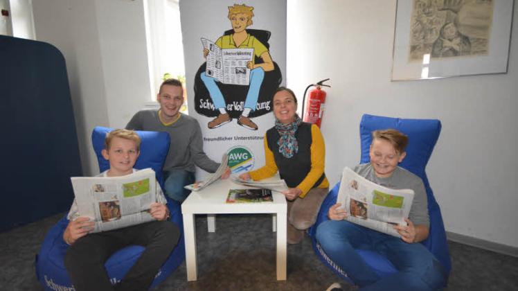 Heiko Jörn und Bianca Mai weihten die neue SVZ-Lese-Ecke in der Ecolea Güstrow ein. Die Schüler Marc Ben Buchardt (l.) und Jadon Neise sitzen gern in den gemütlichen Sitzkissen.  