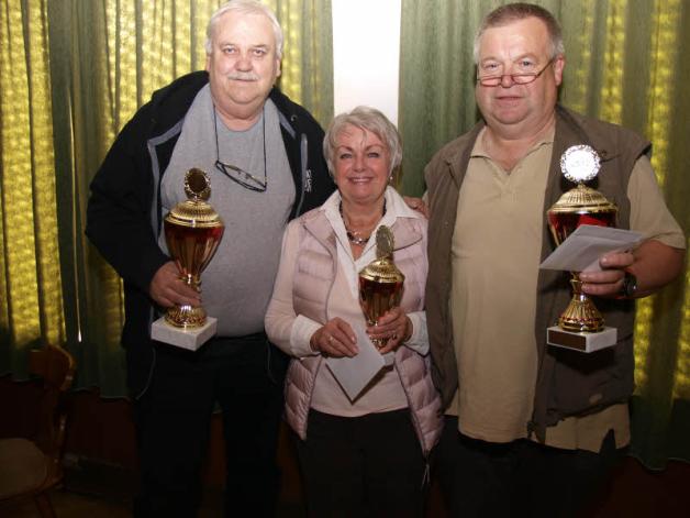Die Top 3: Turniersieger Heinz Lang aus Hamburg (links), Monika Kranen aus Issum und Christian Hoffmann-Timm aus Böklund.