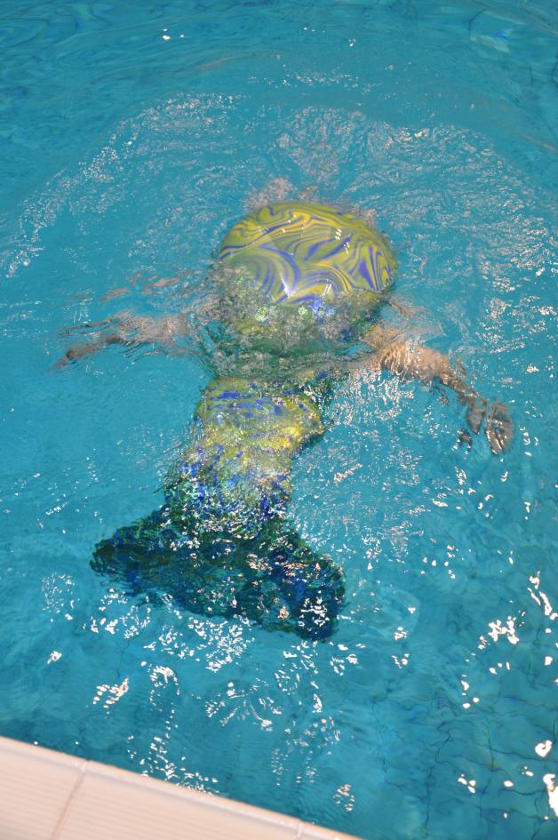 Katrin bringt bereits im Einsteigerkurs den Teilnehmern erste Figuren unter Wasser bei. Hier zeigt die Schwimm-Trainerin eine Vorwärtsrolle.