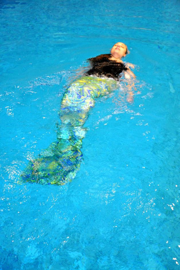 Wichtig beim Mermaiding sei eine "ruhige und kontrollierte Atmung, um dann im Wasser die Zeit zu haben, die Leichtigkeit zu genießen". Wellenförmige Bewegungen erleichtern die Fortbewegung, heißt es. 