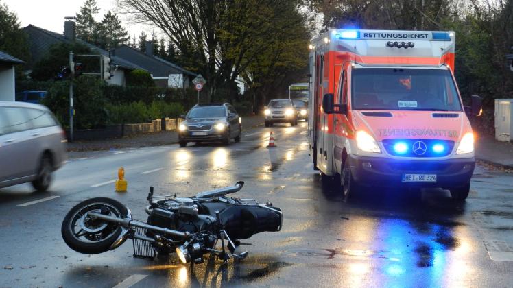 Der Motorradfahrer kam schwerverletzt in ein Krankenhaus. 