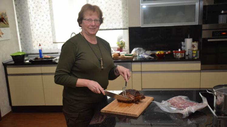 Birgit Eckardt schneidet ein leckeres Stück Wildschweinkeule an – natürlich selbst zubereitet.