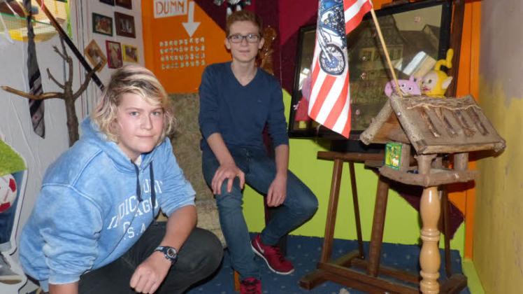 Die Schüler Levi Hackbarth (15, links) und Lars Thomsen (15) aus der Klasse 10 e haben an der Installation gearbeitet, in der nicht alles so ist, wie es zunächst scheint.