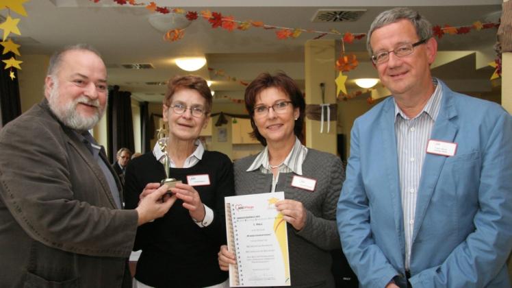 Einen Innovationspreis überreichte Wolfgang Baasch, Awo-Landesvorsitzender (von links), an Heidi Enders, Jolanta Paszak und Franz-Ulrich Löning-Hahn (Hausleitung).