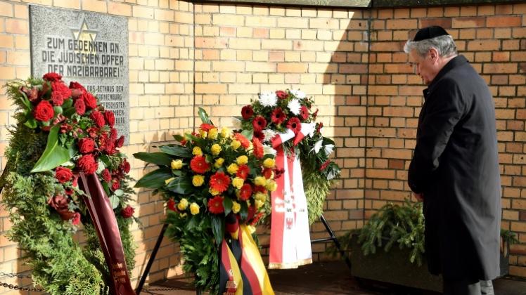 Bundespräsident Joachim Gauck gedenkt in Oranienburg an der Gedenktafel am Standort der ehemaligen Synagoge der Opfer der Reichspogromnacht vor 77 Jahren.