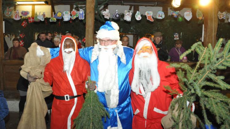 Gleich drei Weihnachtsmänner aus Afrika, Russland und aus Lohmen beschenkten die Kinder beim vergangenen 11. Europäischen Weihnachtsmarkt in der Lohmener Pfarrscheune.  