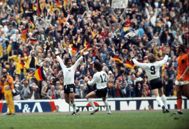 Gerd Müller feiert das 2:1 gegen die Niederlande und später den 2. WM-Titel. Gerd Müller feiert das 2:1 gegen die Niederlande und später den 2. WM-Titel.