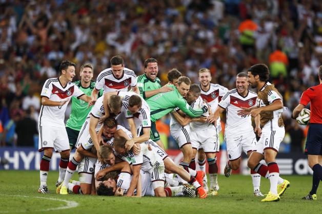 Die deutsche Elf feiert den Finalerfolg gegen Argentinien.