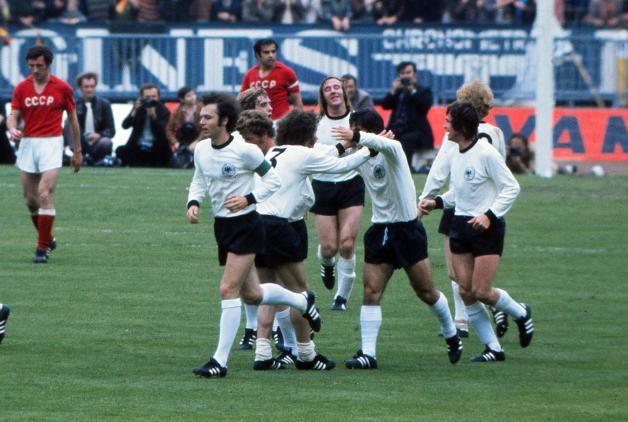 Franz Beckenbauer und Paul Breitner feiern das 1:0 durch Gerd Müller.