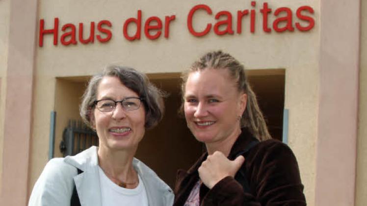 Sabine Büssow (l.) und Manuela Engler vor dem Haus der Caritas in dem der ambulante Hospizdienst seinen Sitz hat.