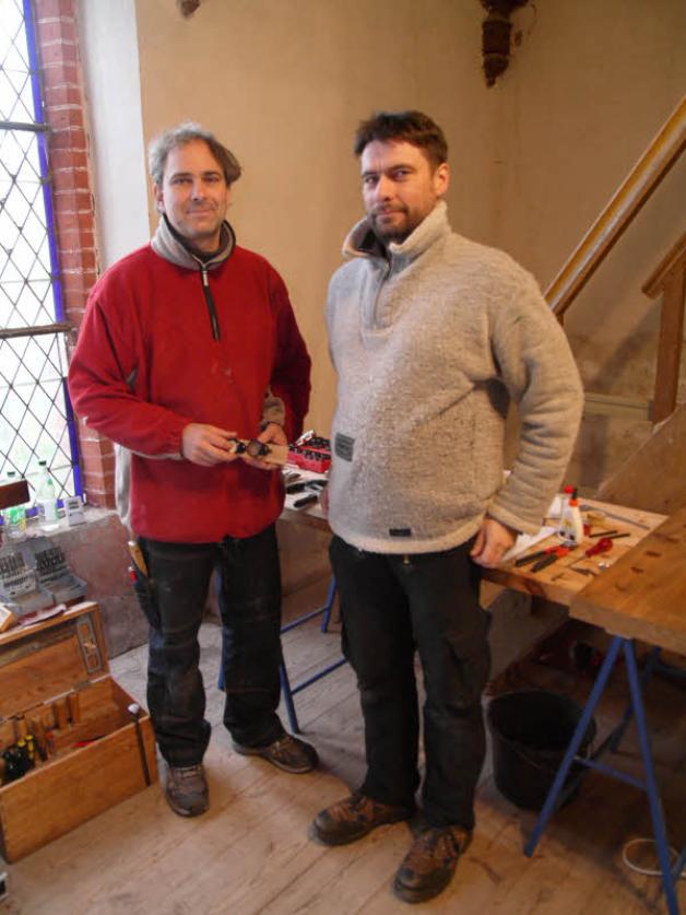 Bringen die 150 Jahre alte Orgel wieder in Schwung: Orgelbauer Johann-Gottfried Schmidt und Rainer Harke aus Rostock (v. li.) Bringen die 150 Jahre alte Orgel wieder in Schwung: Orgelbauer Johann-Gottfried Schmidt und Rainer Harke aus Rostock (v. li.)