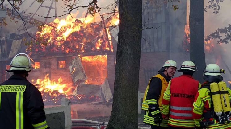 Als die Einsatzkräfte von Polizei und Feuerwehr in der Dorfstraße in Groß Buchwald eintrafen, brannte die Scheune bereits in voller Ausdehnung.